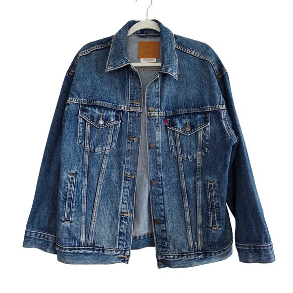 Levi's Woman's Premium Medium Wash Oversized Denim Trucker Jacket Size Small - Picture 1 of 7